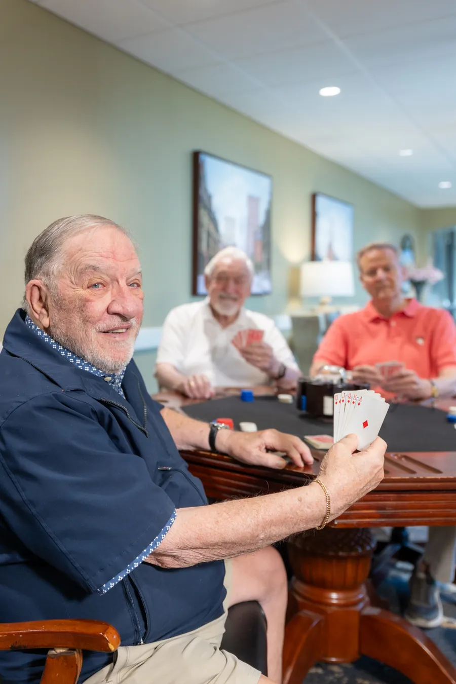 9I4A5910 Man revealing poker hand at table